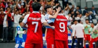 Indonesia imbang 1-1 lawan Irak di Indonesia Arena. Gol Samuel Eko dibalas Haedr Majed. Garuda juara Grup A dan jumpa Vietnam di perempat final.