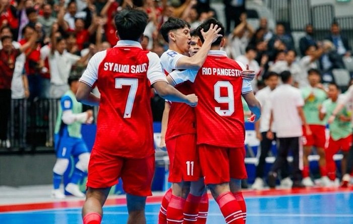 Indonesia imbang 1-1 lawan Irak di Indonesia Arena. Gol Samuel Eko dibalas Haedr Majed. Garuda juara Grup A dan jumpa Vietnam di perempat final.