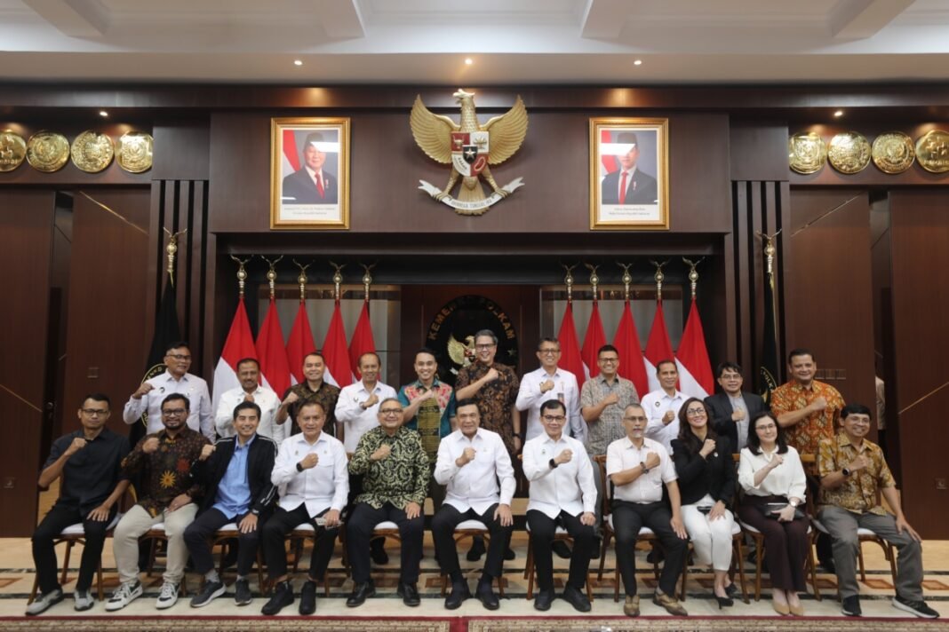 Menko Polkam Djamari Chaniago Tekankan Sinergi Pemerintah dan Media