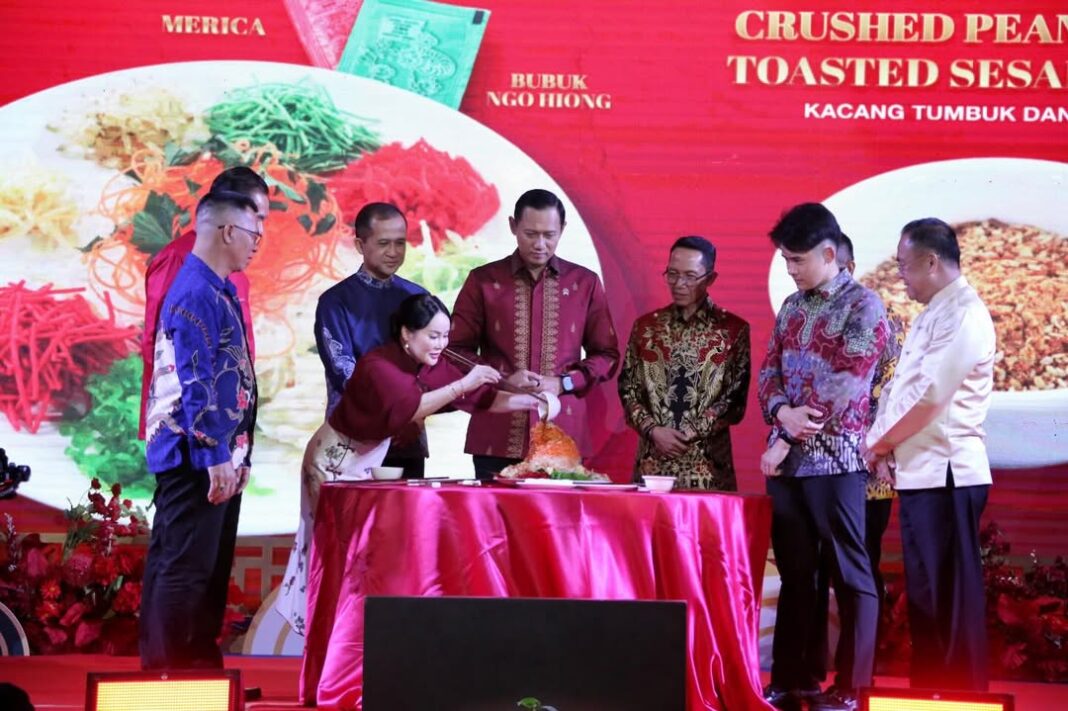Rayakan Imlek di Batam, AHY dan Mentrans Kompak Jalani Prosesi Lo Hei