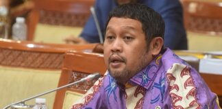 Anggota Komisi III DPR RI Abdullah (PKB) menilai pernyataan Jokowi yang menyebut revisi UU KPK 2019 murni inisiatif DPR “tidak tepat”. Ia menegaskan pembahasan dilakukan bersama DPR dan pemerintah, serta UU tetap berlaku 30 hari meski tanpa tanda tangan Presiden sesuai Pasal 20 UUD 1945.