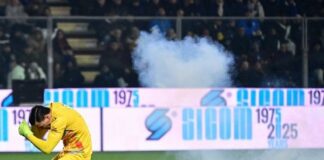 Mengerikan! Emil Audero jadi Korban Lemparan Flare Suporter Inter di Liga Italia Mengerikan! Emil Audero jadi Korban Lemparan Flare Suporter Inter di Liga Italia