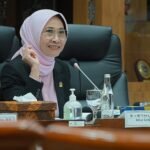 Ketua Komisi X DPR RI Hetifah Sjaifudian mengecam dugaan tindakan guru SD di Jember yang memaksa murid menanggalkan pakaian saat mencari uang hilang. Hetifah menilai ini pelanggaran serius hak anak, berpotensi pidana, dan meminta penanganan tegas serta evaluasi pengawasan sekolah.