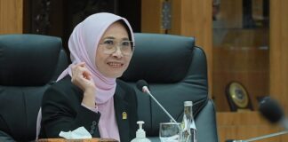 Ketua Komisi X DPR RI Hetifah Sjaifudian mengecam dugaan tindakan guru SD di Jember yang memaksa murid menanggalkan pakaian saat mencari uang hilang. Hetifah menilai ini pelanggaran serius hak anak, berpotensi pidana, dan meminta penanganan tegas serta evaluasi pengawasan sekolah.