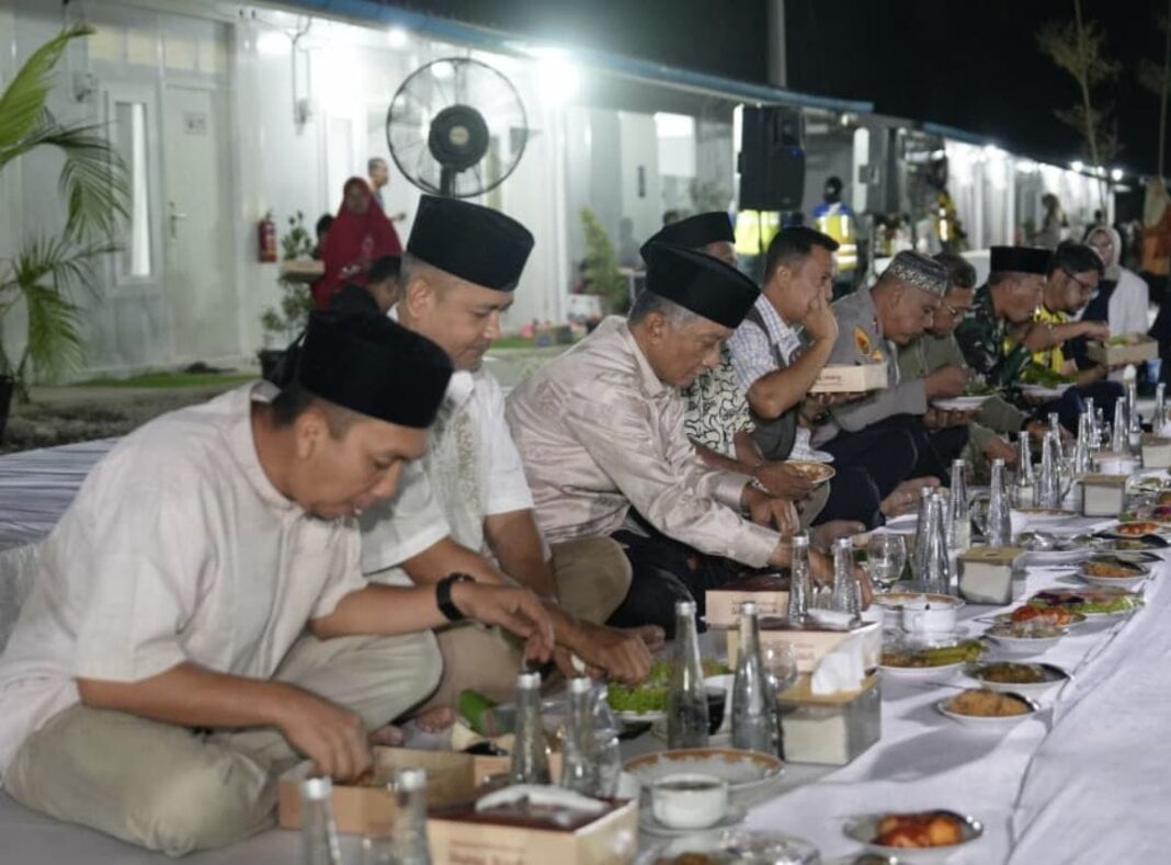 Sahur Bersama di Huntara Tamiang, Menteri PU Targetkan Seluruh Pengungsi Pindah sebelum Lebaran