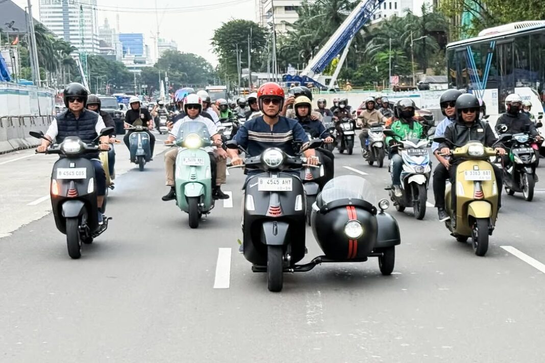 War Takjil Ramadhan, Menko AHY Ngabuburit Naik Vespa ke Benhil