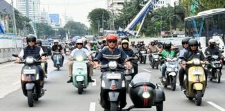 War Takjil Ramadhan, Menko AHY Ngabuburit Naik Vespa ke Benhil