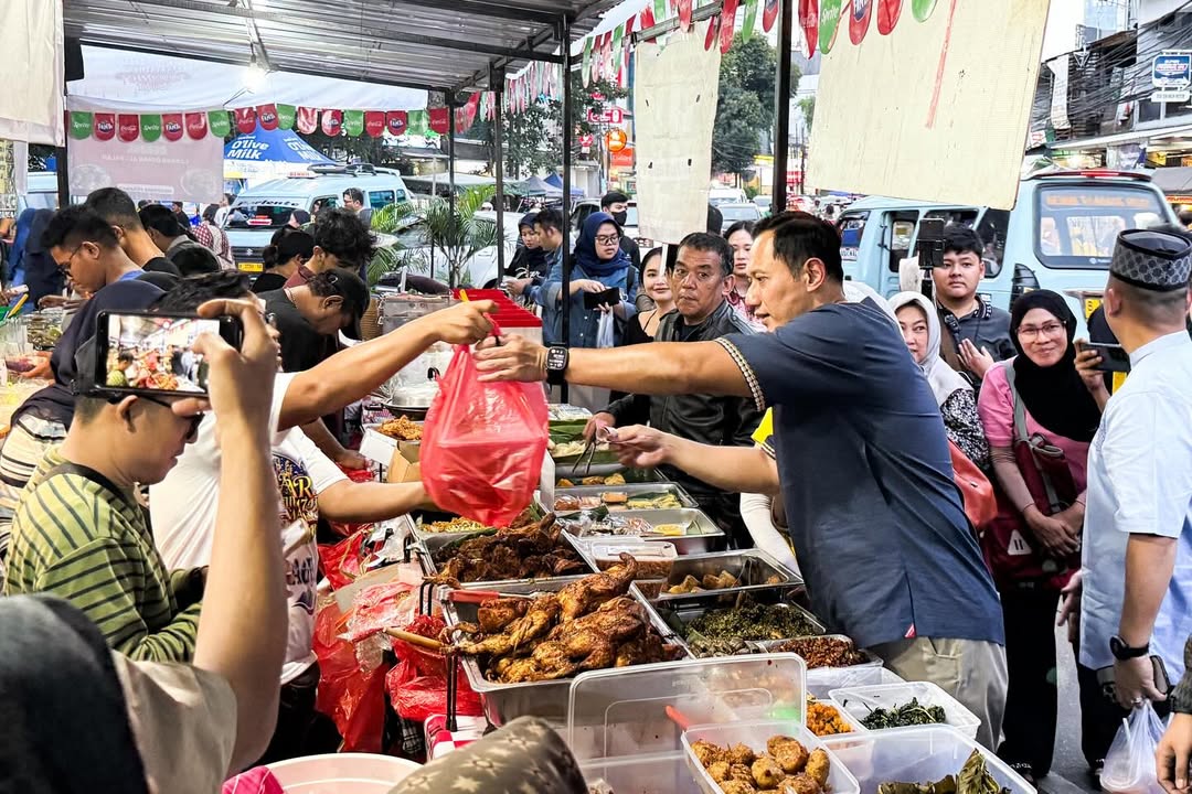 War Takjil Ramadhan, Menko AHY Ngabuburit Naik Vespa ke Benhil 1 AHY naik Vespa ngabuburit di Benhil Jakarta 25 Februari 2025