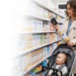 Foto hasil olahan Akal Imitasi (AI) Gemini Google dengan prompt dari Tajuk Nasional menampilkan seorang wanita di Prancis memilih susu formula untuk bayinya, Minggu (1/2/2026). Pihak berwenang di Negeri Menara Eiffel tersebut bergerak cepat setelah sejumlah merek susu formula terkenal disebut mengandung bahan berbahaya sedang beredar di Prancis.