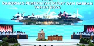 Prabowo menyoroti atap seng yang panas dan berkarat. Ia mendorong “gentengnisasi” lewat Koperasi Merah Putih dan target 2–3 tahun Indonesia tanpa karat.