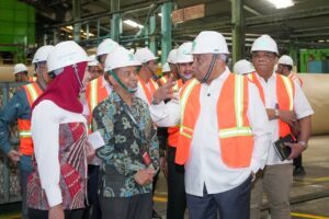 Wamenaker Afriansyah Noor saat kunjungan kerjanya beberapa waktu lalu. Ia mengingatkan pentinga perusahaan merapkan kepatuhan norma ketenagakerjaan.