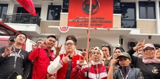 Dinamika Politik Bandung Memanas, Kader PSI Tinggalkan Partai, PDIP Sambut dengan Jaket Merah ksodus PSI Bandung: Ratusan Kader Pindah ke PDIP, Mawar Putih Jadi Simbol.