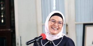 Mantan Bupati Indramayu Nina Agustina dikabarkan pindah dari PDIP ke PSI usai meminta restu Jokowi. DPC PDIP Indramayu mengaku baru mendengar dan masih mencari kepastian.
