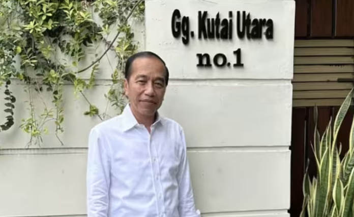 Kediaman Presiden RI ke-7 Joko Widodo di Jalan Kutai Utara No 1, Solo, viral setelah ditandai “Tembok Ratapan Solo” di Google Maps. Fenomena ini diperkuat video pemuda meratap di depan gerbang, sementara ajudan Jokowi menyebut tak tersinggung dan mengimbau pengunjung tetap tertib.