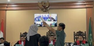 Sidang gugatan citizen lawsuit (CLS) soal keaslian ijazah Presiden ke-7 Jokowi kembali digelar di PN Solo, Selasa 24 Februari 2026. Tim penggugat menghadirkan dr Tifa dan Bonatua sebagai saksi ahli, majelis hakim menyiapkan rangkaian keterangan ahli sebelum pembuktian lanjutan.