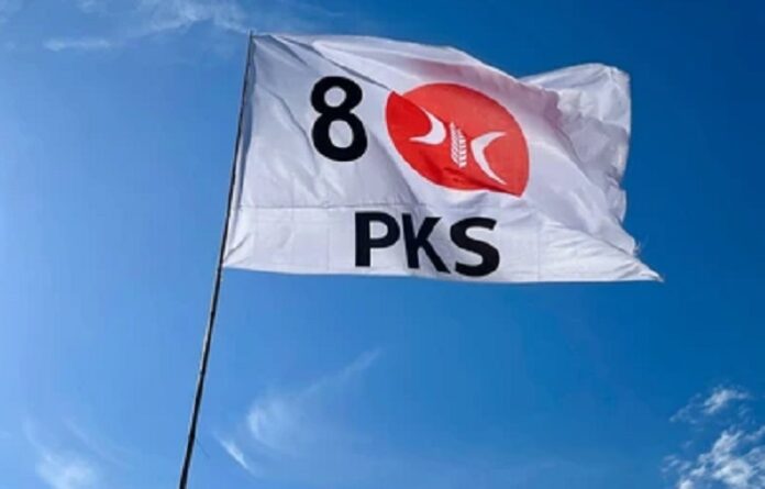 Anggota Komisi III DPR Nasir Djamil menilai klaim Jokowi menolak revisi UU KPK 2019 dengan tidak menandatangani hasil revisi “mengada-ada” dan “absurd”. Secara konstitusi, UU tetap sah meski tanpa tanda tangan presiden.