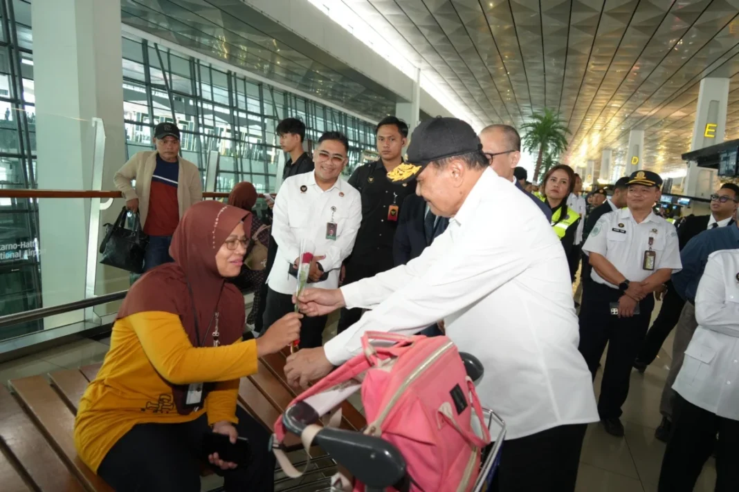 Pastikan Mudik Aman, Menko Polkam Cek Pelabuhan dan Bandara