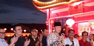 AHY menyalurkan bantuan sosial kepada warga Singkawang dari hasil lelang lukisan Kuda Api karya SBY senilai Rp6,5 miliar. Bantuan diberikan sebagai wujud kepedulian dan semangat keberagaman.