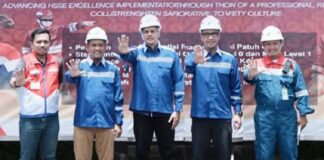 Iwan Yudha Wibawa (berkacamata, 2 dari kiri) berpose bersama jajaran Manajemen PT Pertamina Patra Niaga beberapa waktu lalu. Iwan Yudha Wibawa menjadi satu di antara alumni SMA Taruna Nusantara yang sukses berkarir di dunia professional di perusahaan minyak negara. Berikut profilnya, Kamis (12/3/2026). OFFICIAL INSTAGRAM PERTAMINA PATRA NIAGA / REPRO