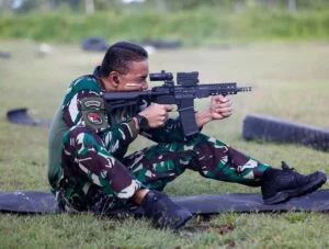Lulusan SMA Taruna Nusantara Pertama Raih Adhi Makayasa, Ini Profil Lucky Avianto Sang Panglima Komando Gabungan Wilayah Pertahanan III 1 Mayjen TNI Lucky Avianto saat latihan menembak beberapa waktu lalu. OFFICIAL INSTAGRAM LUCKY AVIANTO/REPRO