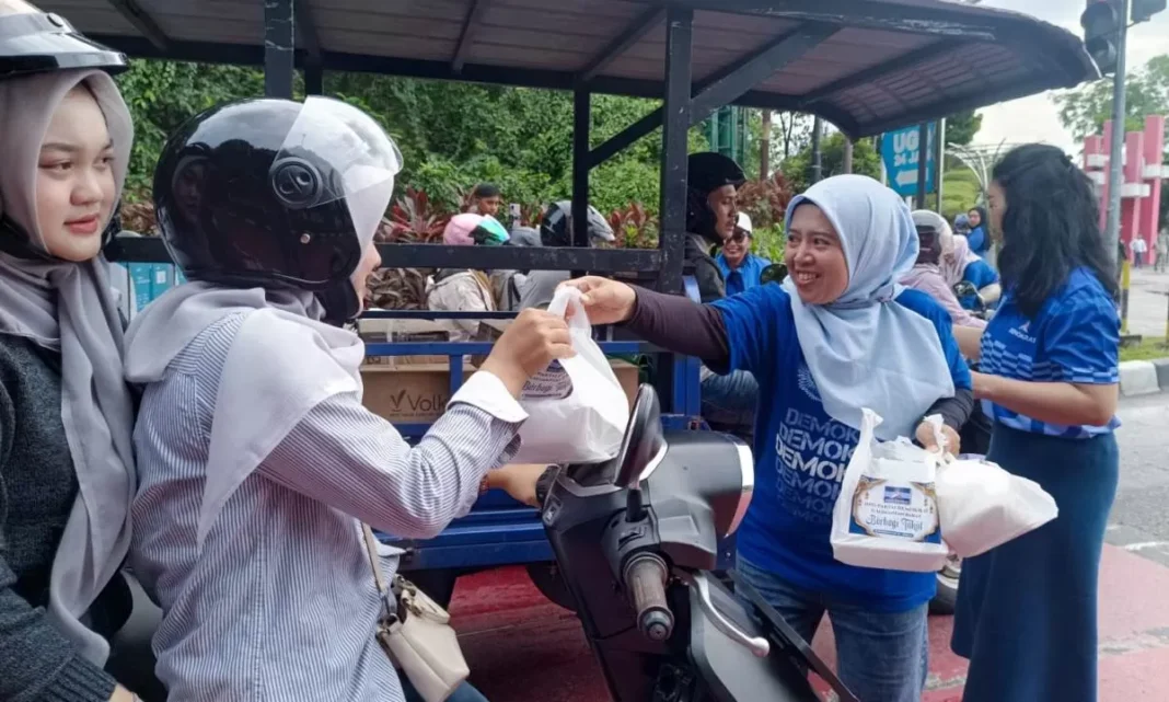 Tunjukkan Kepedulian, Demokrat Kalbar Bagikan 1.000 Takjil dan Santuni Anak Yatim di Pontianak