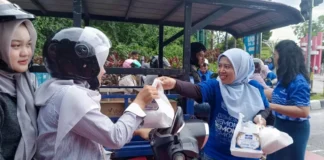 Tunjukkan Kepedulian, Demokrat Kalbar Bagikan 1.000 Takjil dan Santuni Anak Yatim di Pontianak