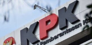 KPK mengamankan 27 orang dalam OTT di Cilacap, Jawa Tengah. Sebanyak 13 orang, termasuk Bupati Cilacap dan Sekda, dibawa ke Jakarta untuk pemeriksaan lanjutan.