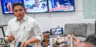 Seskab Teddy Indra Wijaya menyebut pemerintah menaikkan insentif guru honorer menjadi Rp400 ribu dan tunjangan guru non-ASN dari Rp1,5 juta ke Rp2 juta. Pemerintah juga menyalurkan tunjangan langsung ke rekening guru setiap bulan.