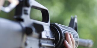 Satgas Damai Cartenz Tangkap Kalimak Wanimbo, Diduga Otak Penembakan Patroli TNI Satgas Operasi Damai Cartenz menangkap Kalimak Wanimbo yang diduga menjadi otak penembakan patroli TNI di Tembagapura. Simak kronologi, peran pelaku, dan pernyataan resmi aparat.