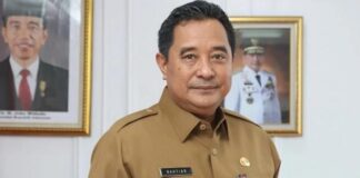Bahtiar Baharuddin, mantan Pj Gubernur Sulsel, ditetapkan sebagai tersangka kasus dugaan korupsi pengadaan bibit nanas senilai Rp60 miliar. Simak profil, pendidikan, dan jejak kariernya.