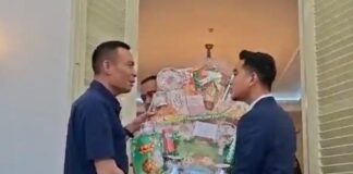 Pertemuan Wakil Presiden Gibran Rakabuming dengan Rismon Hasiholan Sianipar menuai sorotan. Rismon yang berstatus tersangka kasus tudingan ijazah Jokowi kini berbalik menyatakan ijazah itu asli.