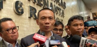 Kasus tudingan ijazah palsu Joko Widodo memasuki babak baru setelah Rismon Hasiholan Sianipar mengajukan restorative justice ke Polda Metro Jaya. Polisi kini mendalami permohonan tersebut.