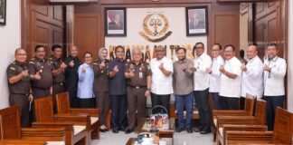Wamenaker Afriansyah Noor mengunjungi Kejati Sumatera Utara untuk membahas sinergi strategis ketenagakerjaan dan penegakan hukum, termasuk pelaksanaan kerja sosial yang terhubung dengan pelatihan kerja vokasi.