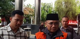 Mantan Menteri Agama Yaqut Cholil Qoumas mengenakan rompi tahanan saat kembali menjalani penahanan di Rutan KPK.