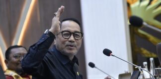 Firman Soebagyo kritik komitmen pemerintah dalam pendidikan dan kesejahteraan guru, soroti gaji rendah hingga dorong UU Perlindungan Guru.