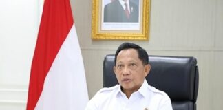 Panic Buying Picu Antrean, Kemendagri Cabut Pembatasan BBM di Kalbar Mendagri Tito Karnavian memastikan pembatasan BBM di Singkawang dan Bengkayang telah dicabut, serta menegaskan stok BBM aman dan antrean kembali normal.