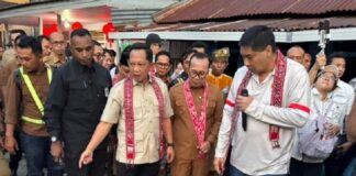 Mendagri Tito Karnavian dan Menteri PKP Maruarar Sirait meninjau penanganan permukiman kumuh di Desa Parit Baru, Kubu Raya (2/3/2026). Tito menyoroti rekonsiliasi data RTLH dengan BPS, Maruarar menyiapkan skema MBR seperti pembebasan PBG–BPHTB dan KUR Perumahan.