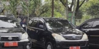 Viral Gunakan Mobil Dinas, Sekwan DPRD Blora Minta Maaf Mobil dinas pelat merah yang digunakan pejabat Blora menjadi sorotan setelah terekam di luar daerah dan viral di media sosial.