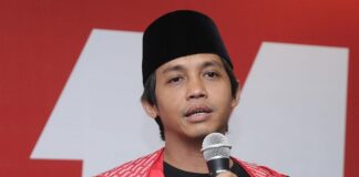 PSI menyambut pengakuan Rismon Sianipar yang menyebut tuduhannya soal ijazah Jokowi keliru. Respons Raja Juli Antoni dan pujiannya kepada Jokowi kini menjadi sorotan publik.