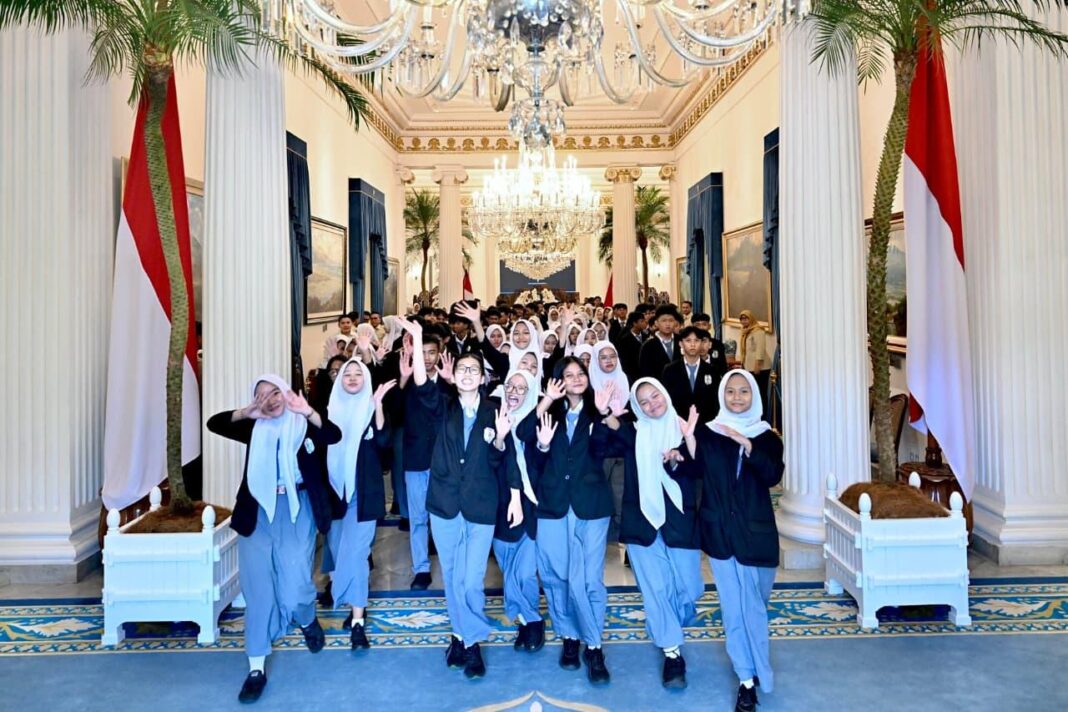 Siswa berbagi pengalaman pertama masuk Istana Presiden lewat program Prabowo. Kunjungan ini memberi wawasan baru dan inspirasi bagi pelajar Indonesia.