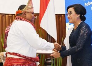 Profil Tribuana Wetangterah: Alumni SMA Taruna Nusantara di Bea Cukai Republik Indonesia, Seangkatan dengan Letjen TNI Lucky Avianto Panglima Kogabwilhan III 1 TERIMA PENGHARGAAN - Tribuana Wetangterah saat menerima penghargaan dari Menkeu Sri Mulyani berkat keberhasilan membawa Bea Cukai Atambua jadi yang terbaik ke-3 di Indonesia pada 2019 silam. Keberhasilan itu membuat Tribuana Wetangterah jadi satu di antara alumni SMA Taruna Nusantara yang memiliki karir cemerlang dan berprestasi membanggakan di pemerintahan Republik Indonesia saat ini. OFFICIAL FACEBOOK SMA TARUNA NUSANTARA / REPRO