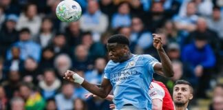 DUEL UDARA - Pemain Manchester City (biru) dan Arsenal (merah-putih) berduel di udara berebul bola dalam pertandingan Liga Inggris tadi malam, Minggu (19/4/2026). Tabel Klasemen Liga Inggris Terbaru kembali update usai Hasil Man City Vs Arsenal, dan membuat Mikel Arteta di skuad The Gunners dibayangi mimpi buruk De Javu penentuan Juara Premier League 2012. OFFICIAL INSTAGRAM MANCHESTER CITY/REPRO