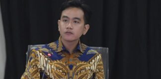 Gibran Rakabuming respons usulan Jusuf Kalla soal kenaikan BBM. Pemerintah memastikan harga BBM tidak naik sesuai arahan Presiden Prabowo.