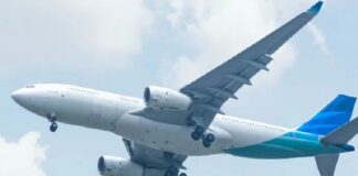 Harga tiket pesawat melonjak akibat kenaikan avtur hingga 70 persen. Pemerintah batasi kenaikan 9-13 persen dan siapkan insentif Rp2,6 triliun.