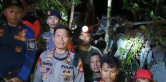Tim SAR gabungan berada di lokasi jatuhnya helikopter PK-CFX di Bukit Puntak, Sekadau, Kalimantan Barat.