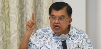 Jusuf Kalla saat memberikan keterangan pers di kediamannya di Jakarta Selatan, menanggapi tudingan pendanaan kasus ijazah Jokowi dan polemik yang terus bergulir.