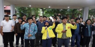 Mahasiswa FH UI desak 16 terduga pelaku pelecehan di-DO. Forum kampus berlangsung tegang hingga dini hari, kampus janji beri sanksi tegas.