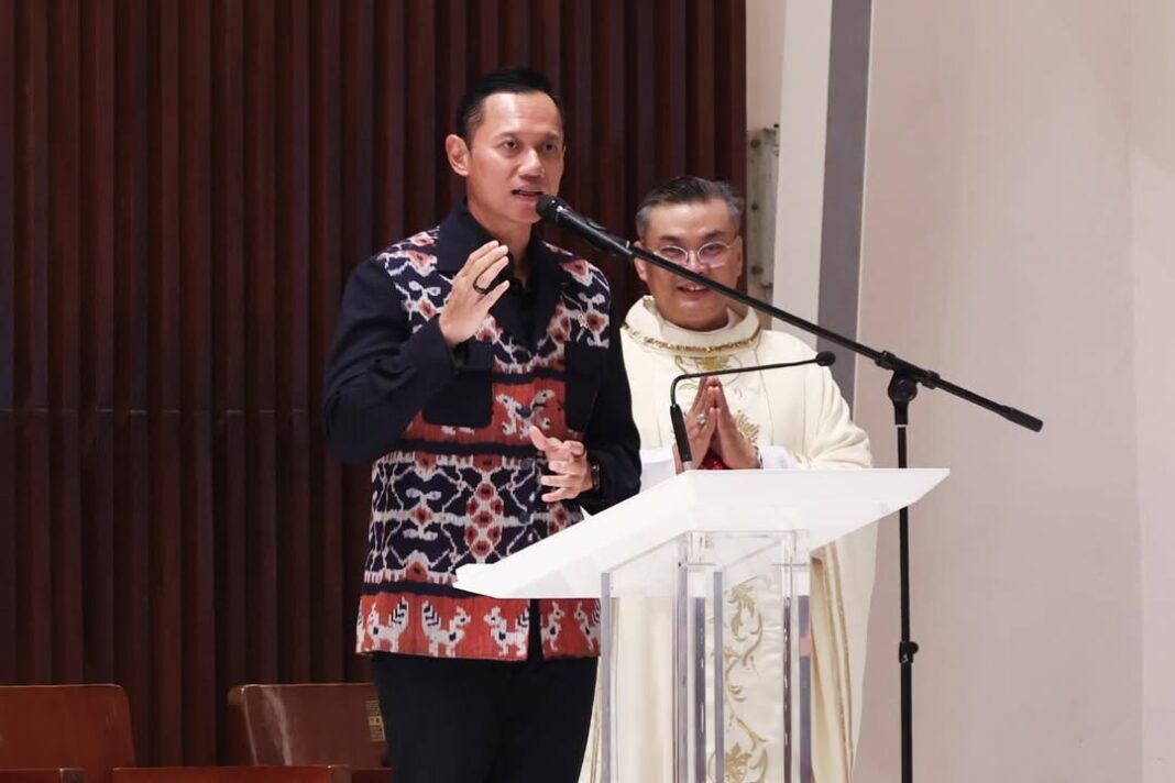 Viral, AHY Terima Anak Ayam di Gereja Kalvari, Simbol Harapan dan Tanggung Jawab