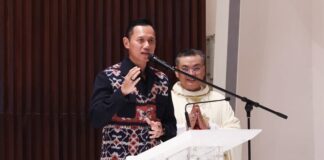 Viral, AHY Terima Anak Ayam di Gereja Kalvari, Simbol Harapan dan Tanggung Jawab