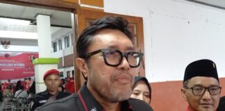 KPK geledah rumah Ono Surono terkait kasus suap Bekasi, sita uang ratusan juta dan bantah tudingan intimidasi saat penggeledahan.